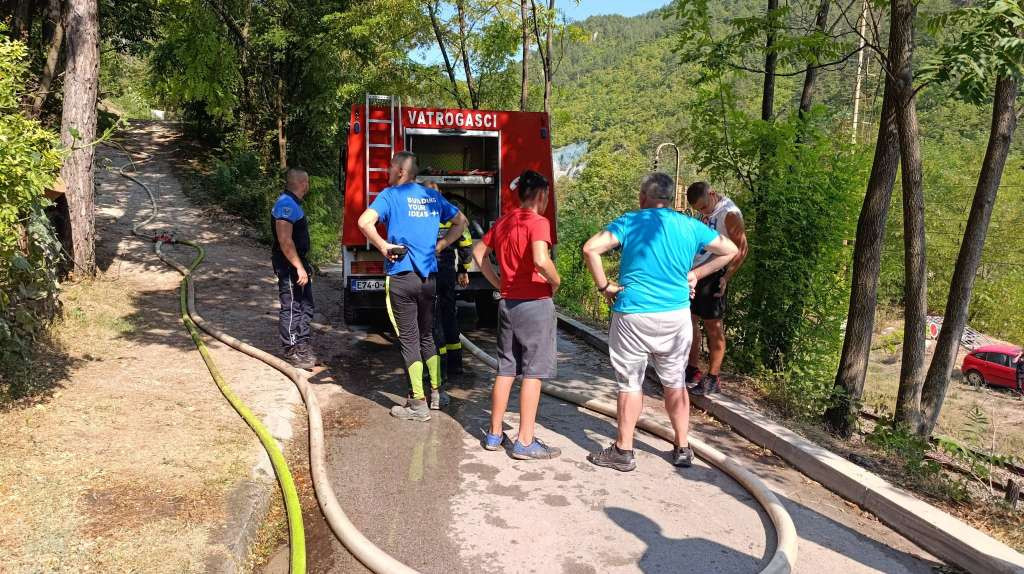 Konjic: Požar iznad pruge prema Repovici i dalje aktivan, vatrogasne ekipe na terenu