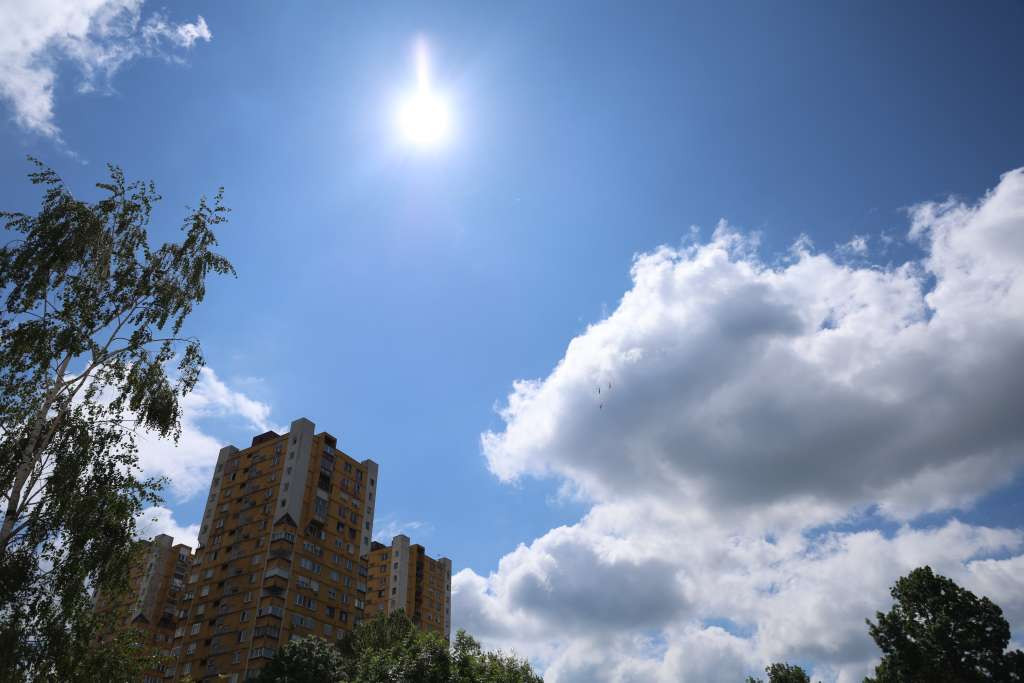 Sunčano uz malu do umjerenu oblačnost, dnevna temperatura od 27 do 33, na jugu do 35 stepeni