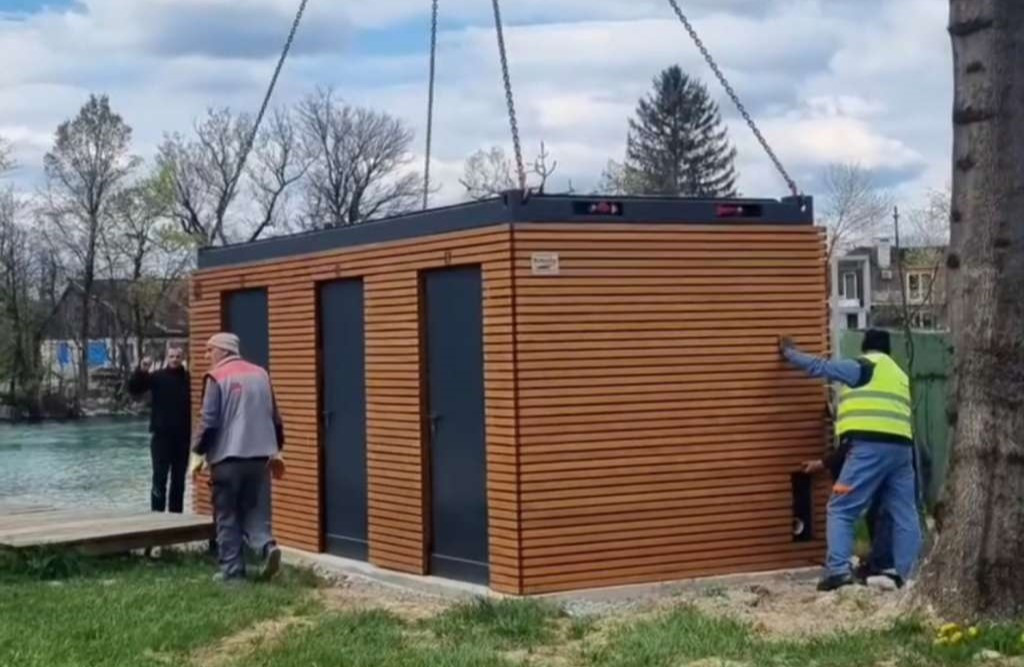 U Bihaću postavljena dva nova javna toaleta