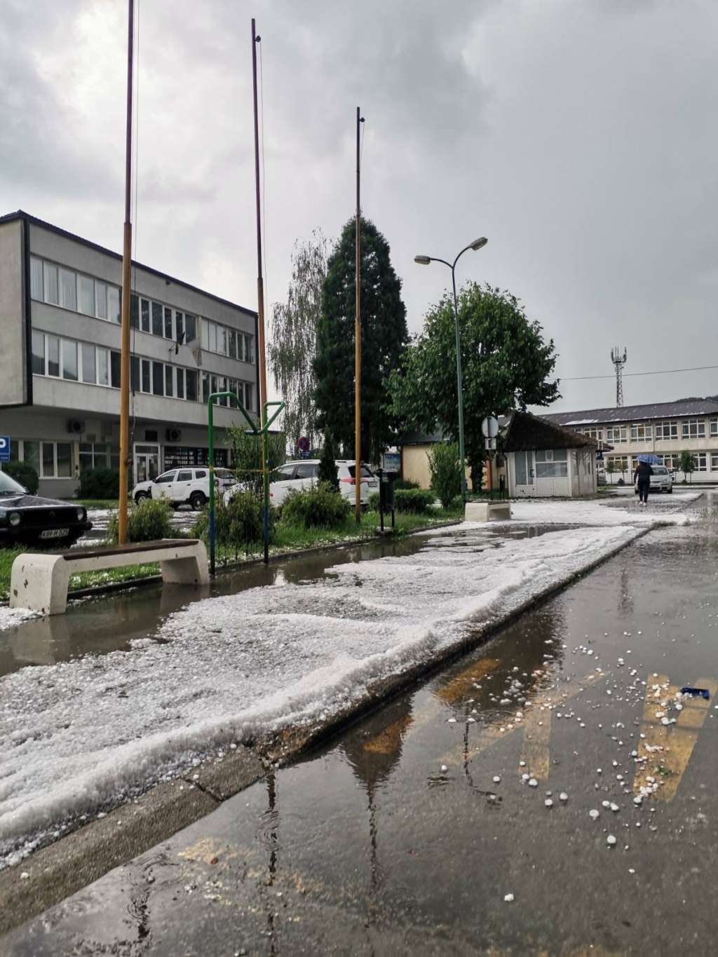 Veliko nevrijeme zahvatilo Busovaču: Ulice prekrivene ledom