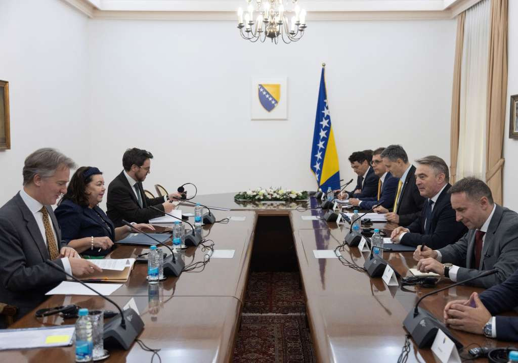 Pierce: Ujedinjeno Kraljevstvo ostaje potpuno predano suverenitetu i teritorijalnom integritetu BiH