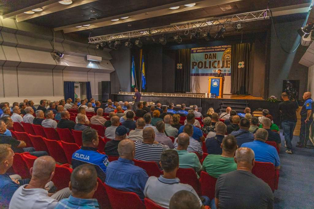 Penzionisanim pripadnicima MUP-a USK uručena priznanja za tri decenije službe građanima