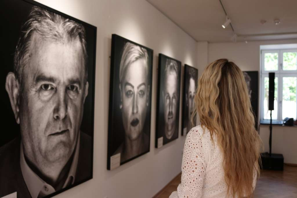 Otvorena izložba portreta žrtava rata 'Lično'