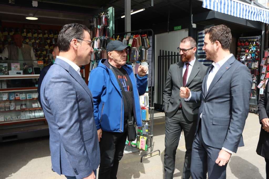 Premijer Uk i ministri Mijatović i Bošnjak obišli obnovljenu pijacu Kvadrant