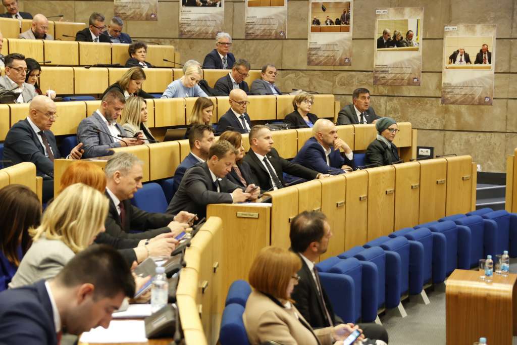 Usvojen zakon o finansijskoj konsolidaciji i restrukturiranju JZU