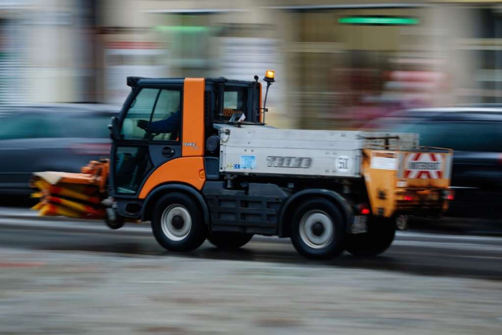 Snijeg i ledena kiša paralizirali saobraćaj širom Njemačke, stotine nesreća