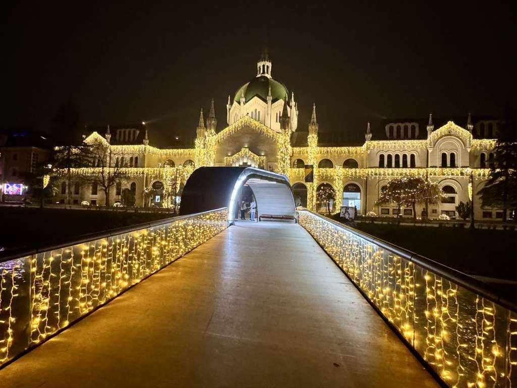 U svečarskom ruhu večeras zasjala zgrada Likovne akademije i šetnica Obala Maka Dizdara