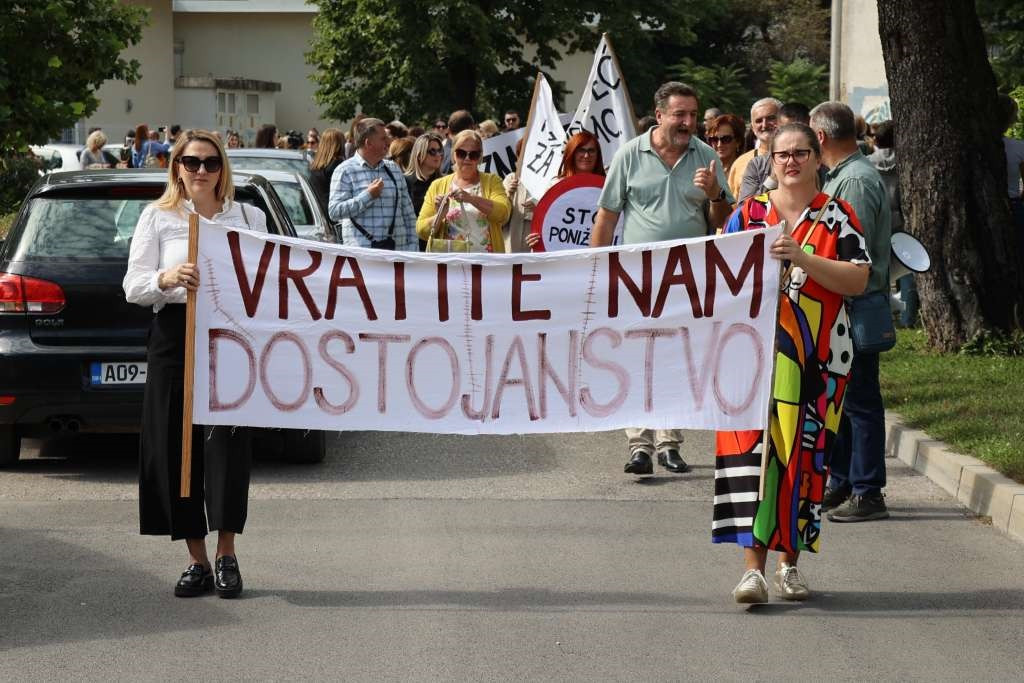 Sindikati obrazovanja HNK-a protestnom šetnjom obilježili Dan učitelja