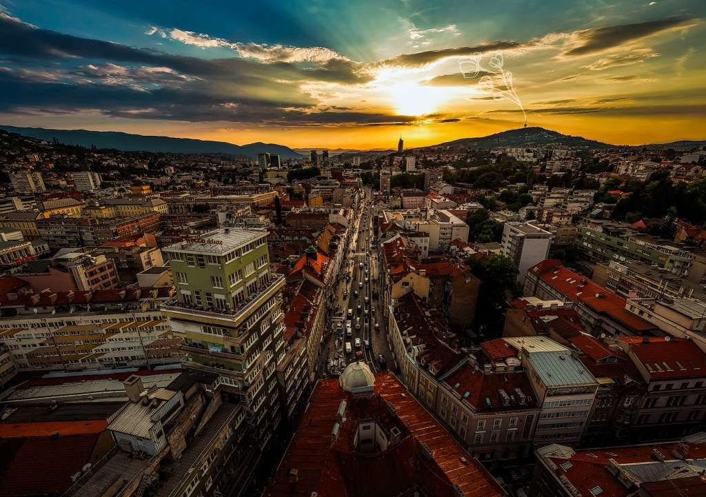 Sve spremno za audio-vizuelni spektakl u Titovoj ulici: Najveći plesni podij u regionu ispred Vječne vatre