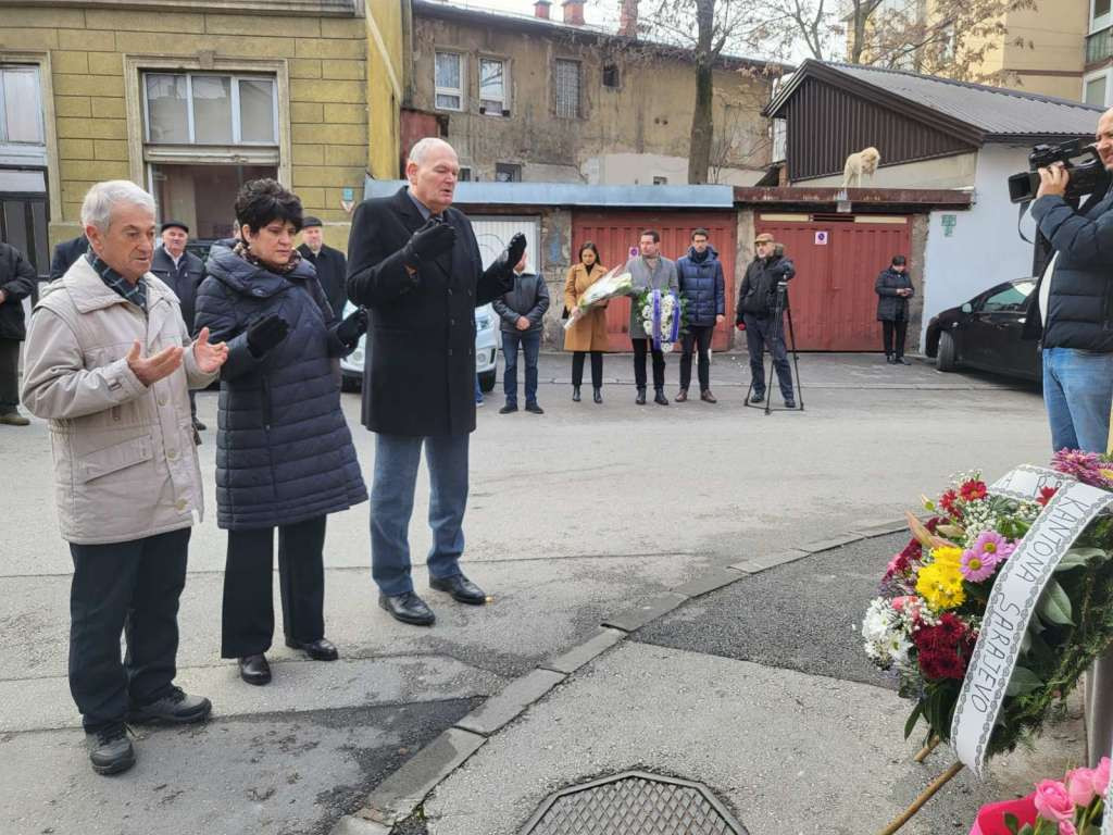 Odata počast ubijenim građanima u Isevića sokaku kod broja 23