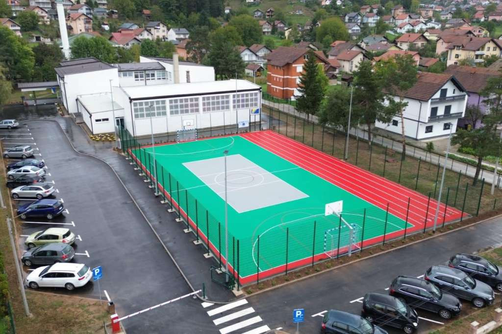 Otvoren rekonstruisani sportski teren u OŠ Podlugovi povodom obilježavanja Dana nastavnika