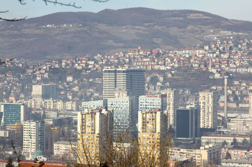 Sunčano uz malu do umjerenu oblačnost, dnevna temperatura od 19 do 26 stepeni