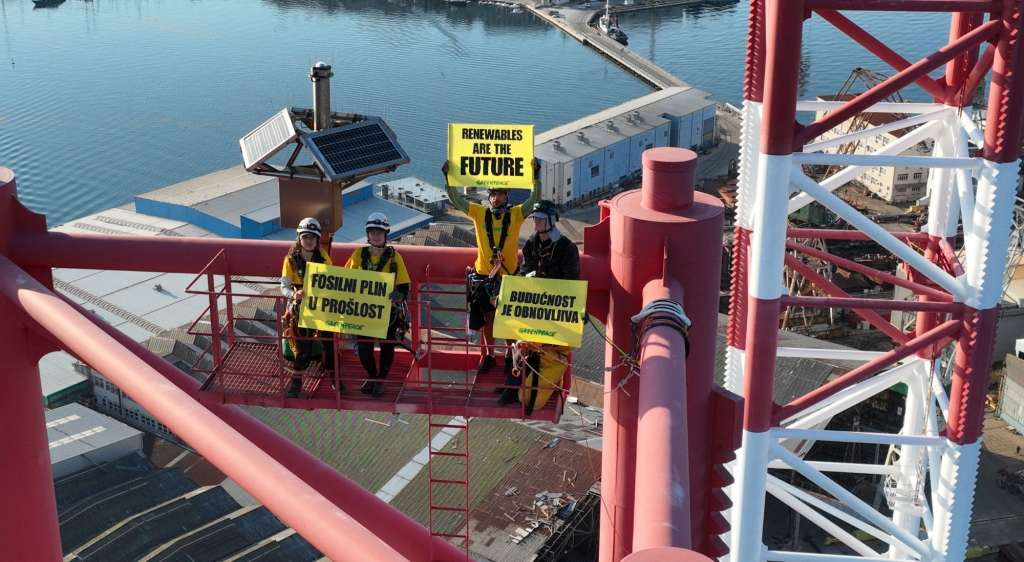Hrvatska:Aktivisti Greenpeacea prosvjedovali na 135 metara visokoj platformi protiv fosilnih goriva