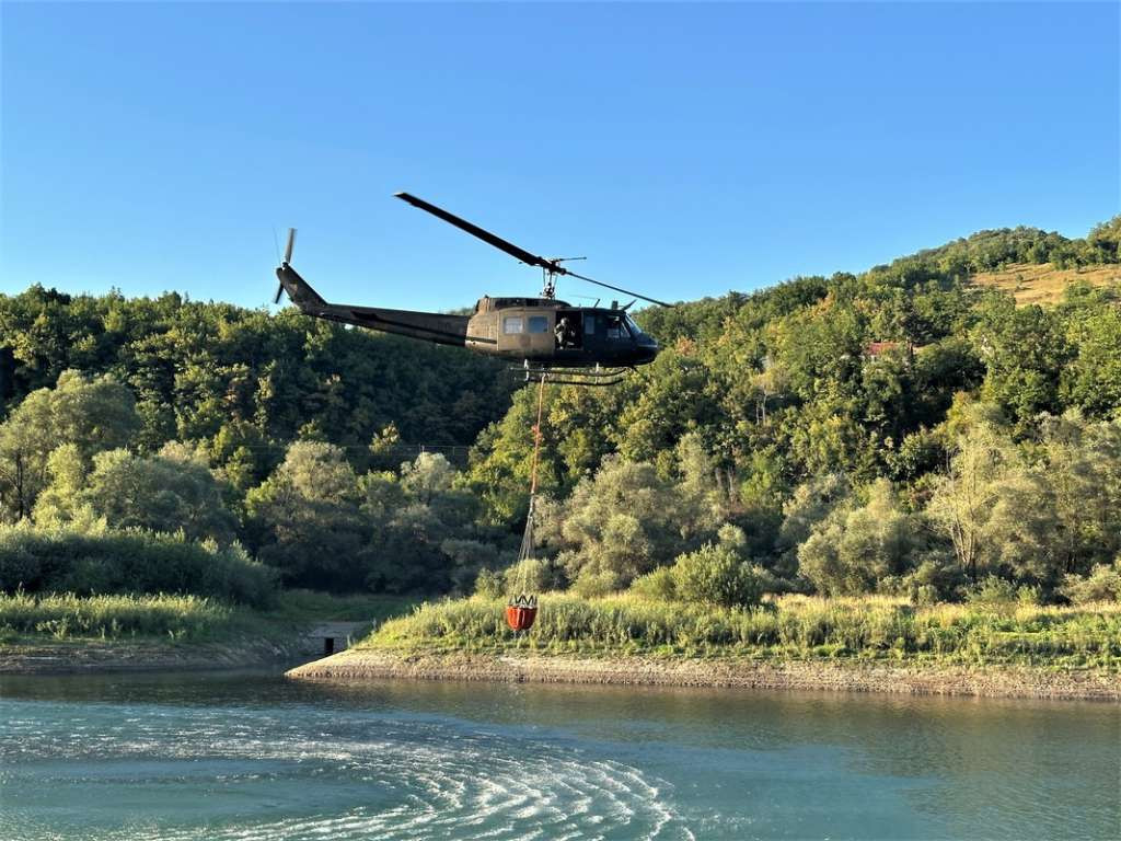 Oružane snage i danas pomažu u gašenju požara pojačanim resursima