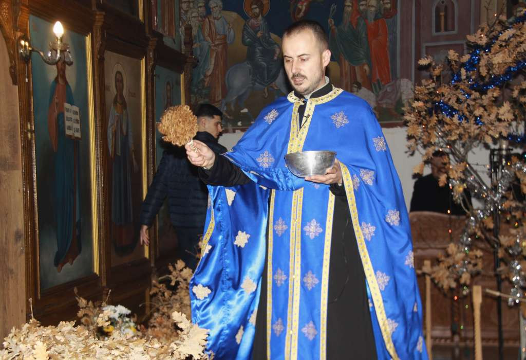 Svečanom liturgijom i paljenjem Badnjaka počelo obilježavanje Božića u Zenici