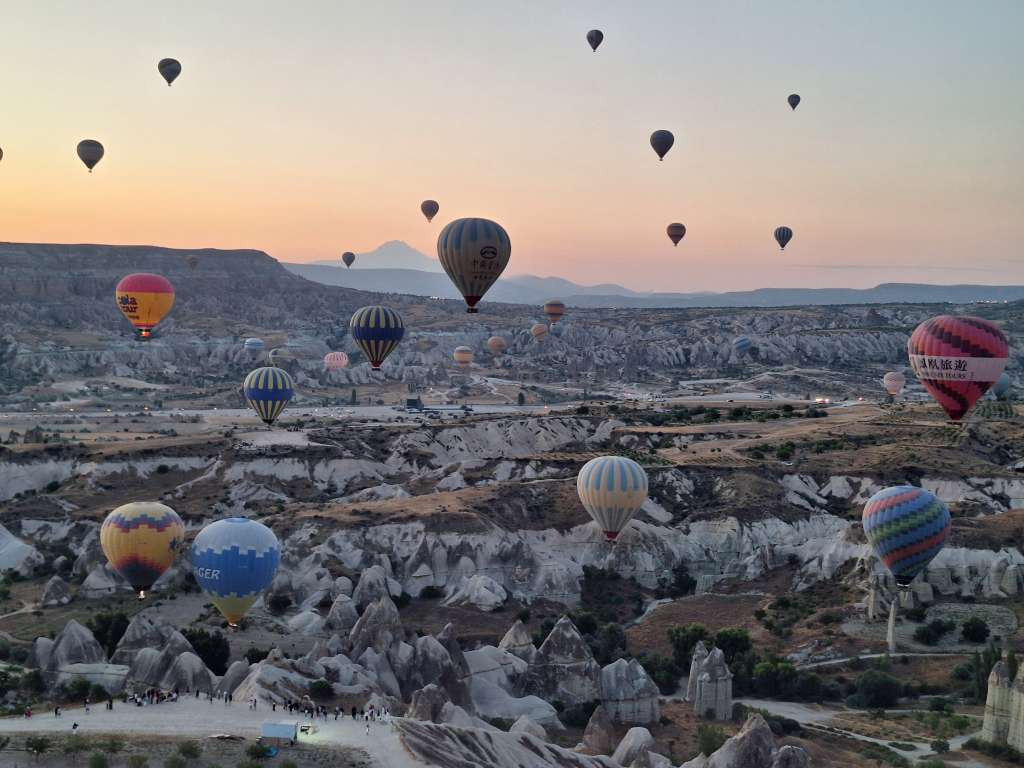 Let u jatu balona iznad vilinskih dimnjaka kapadokijska je čarolija u svitanje dana