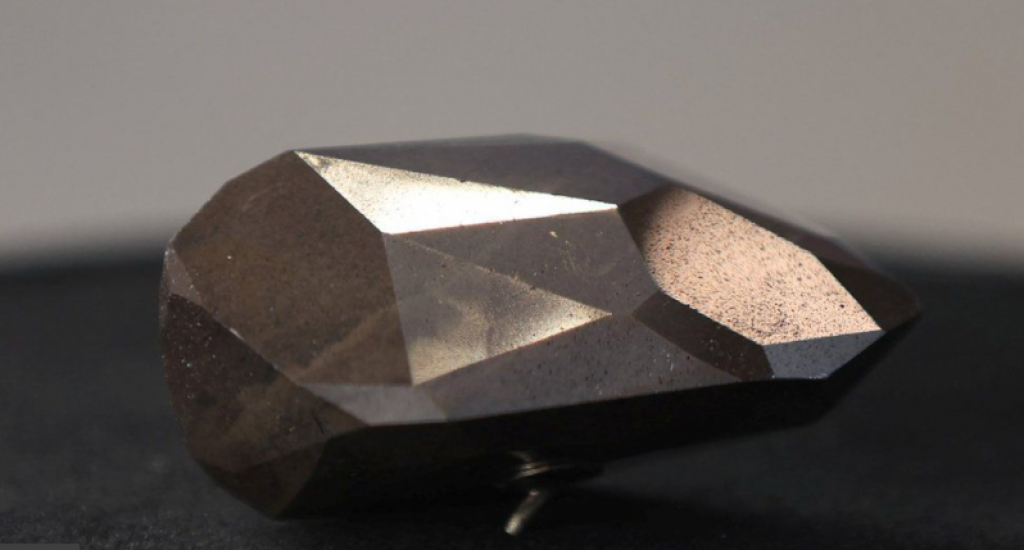 Crni dijamant koji potiče iz svemira nazvan "Enigma" ponuđen na aukciji u Sotheby'su