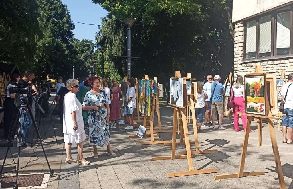 Izložba slika na gradskom korzu u Livnu