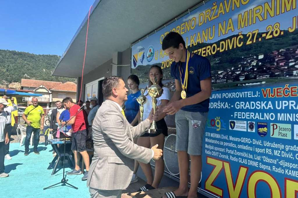 Hurtić uručio pehare najboljim takmičarima na Otvorenom državnom takmičenju u kajaku i kanuu