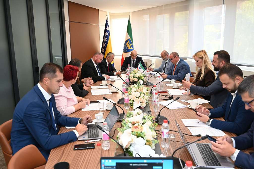 Vlada ZDK: 400.000 KM za objekat Doma zdravlja Žepče, 228.000 KM za atletsku stazu u Tešnju