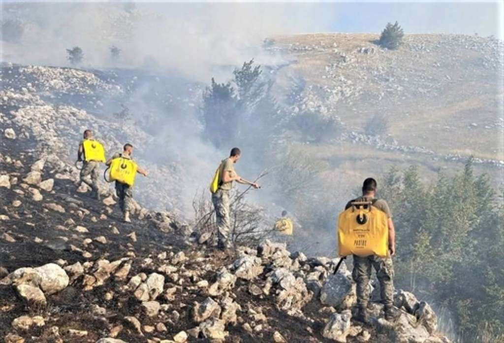 Oružane snage BiH angažirane na gašenju požara kod Cazina i pomoći stanovništvu Nevesinja