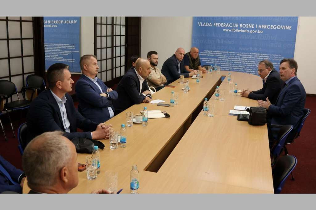 Nikšić i Hrnjić s predstavnicima mljekarske industrije: Zajedno očuvati prozvodnju mlijeka