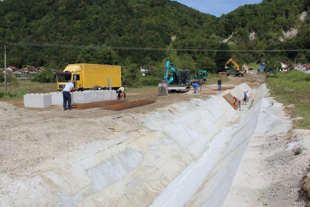 U toku radovi na regulaciji vodotoka u naselju Zlate kod Jablanice