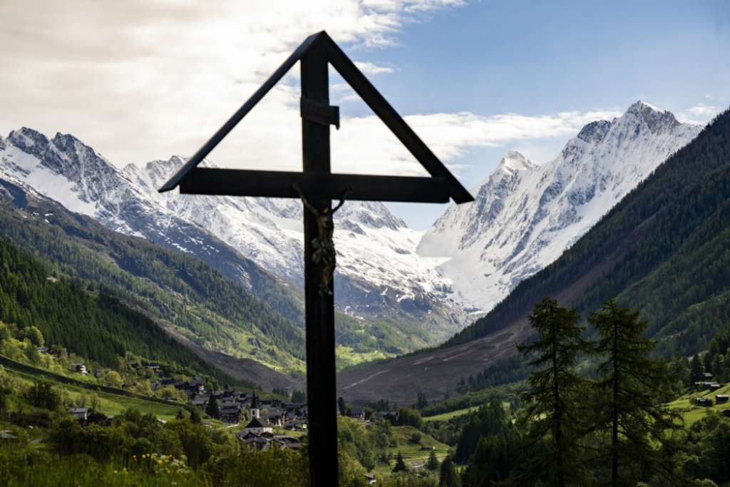 Lavina s glečera zatrpala švicarsko selo, traje potraga za nestalim muškarcem
