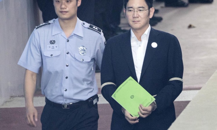 Vođa Samsunga pušten iz zatvora prije isteka kazne za korupciju