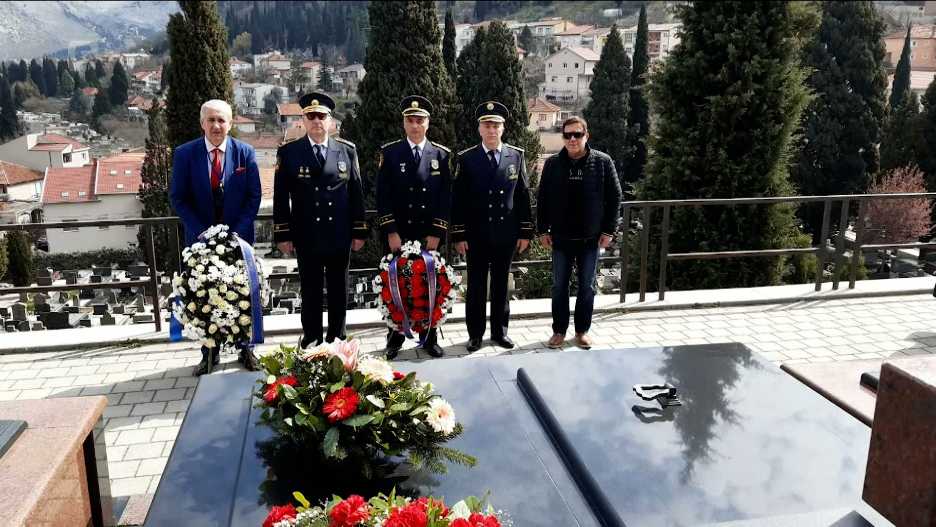 Na mostarskom groblju položeno cvijeće u znak sjećanja na Jozu Leutara