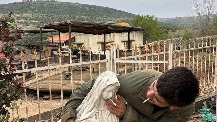 IDF pokrenuo istragu zbog fotografije vojnika koji stavlja cigaretu u usta statue Djevice Marije