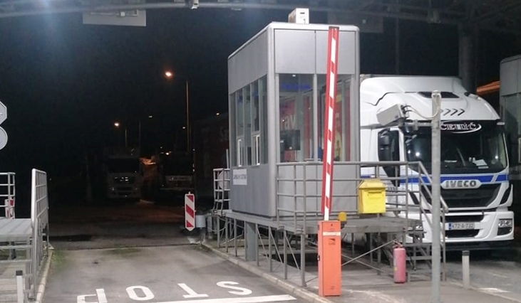 Onemogućen promet teretnih vozila na graničnom prelazu Ličko Petrovo