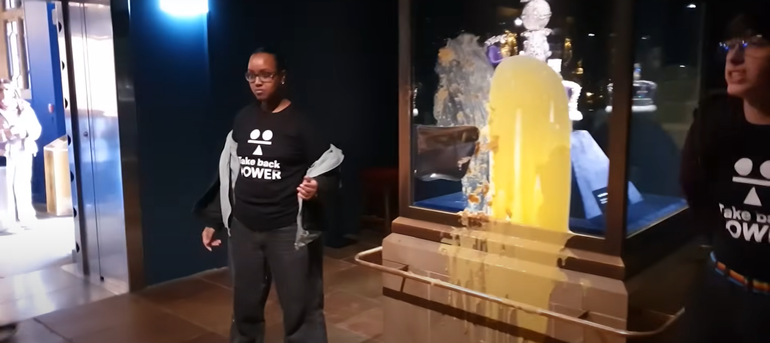 Huligani gađali pudingom izložbeni prostor sa krunom u Londonskoj kuli