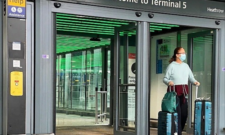 Britanija ukida karantin za vakcinisane putnike iz Francuske