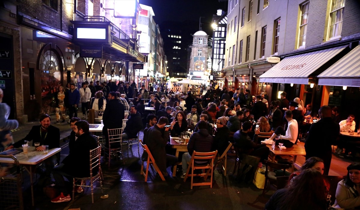 Velike gužve u pabovima i na ulicama Londona nakon popuštanja mjera