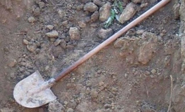 Pokušao sjekirom udariti muškarca, pa dobio lopatom po glavi