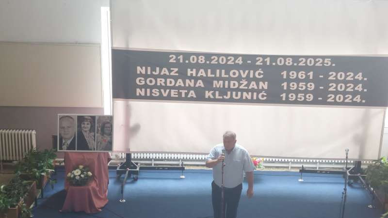 U Sanskom Mostu otkrivena spomen ploča ubijenim uposlenicima Gimnazije