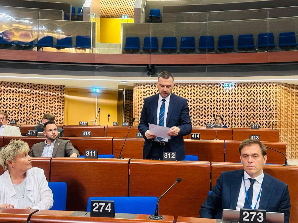 Magazinović u Strasbourgu: Srbija štiti ratnog zločinca Đukića, porodice žrtava zaslužuju pravdu