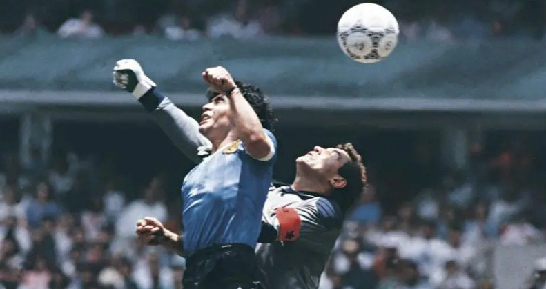 Maradonina lopta 'Božja ruka' prodata na aukciji za 3,35 miliona dolara