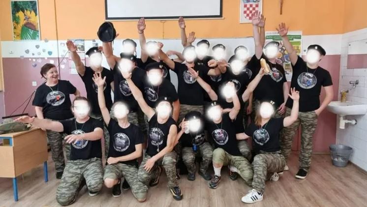 Ministarstvo obrazovanja Hrvatske osudilo fotografiju maturanata s podignutom desnom rukom