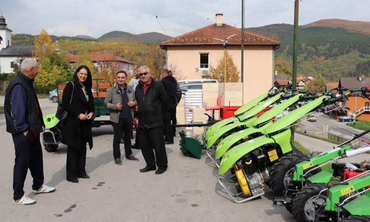 U Općini Foča u FBiH dodijeljena mehanizacija i oprema za 18 korisnika