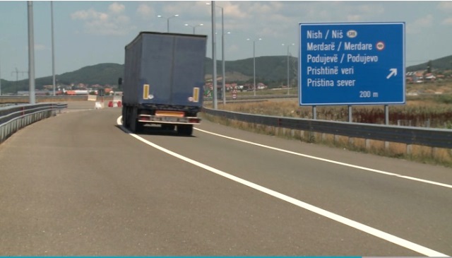 Policija Kosova na Merdaru zaustavila dva kamiona sa materijalom za ustavni referendum u Srbiji