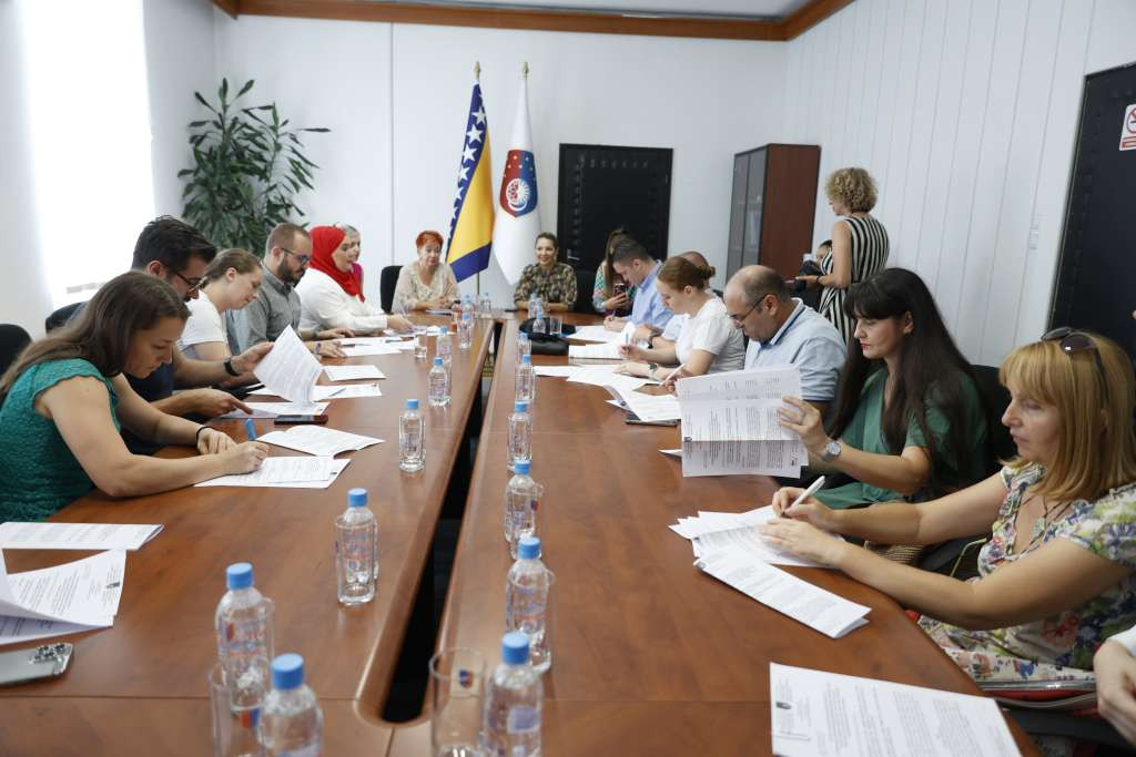 Mesihović s doktorantima potpisala ugovore za sufinansiranje izrade doktorskih disertacija