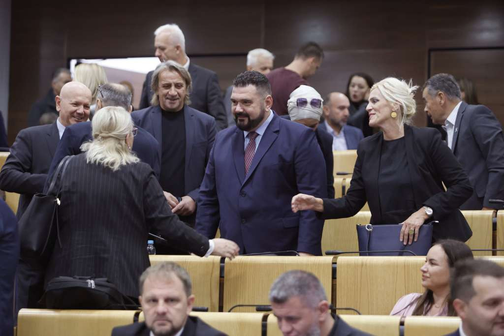 Mešalić optužio opoziciju da 'sama sebi postavlja pitanja', Čavalić zatražio očitovanje o zraku u Tuzli