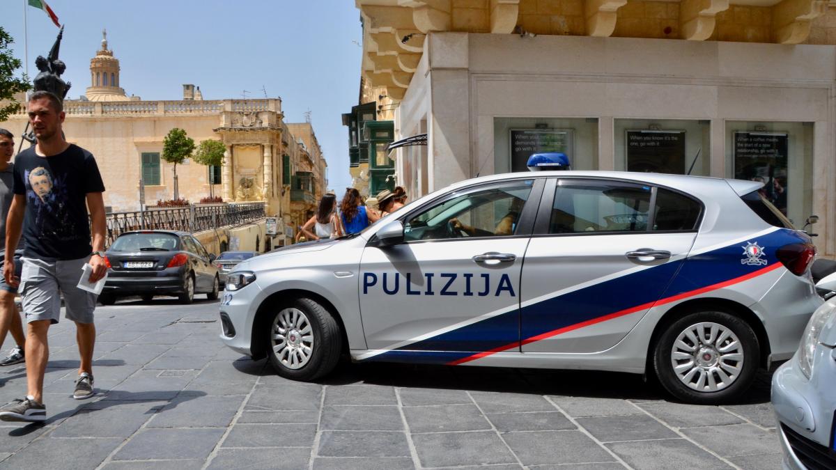 Na Malti policajci pozvani da puste bradu, farbaju kosu i lakiraju nokte