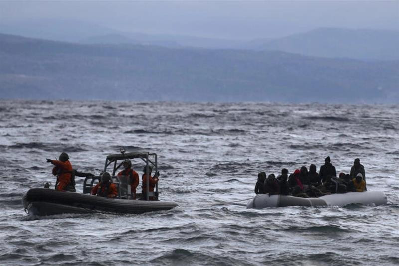 Grčka: Poginuo migrant pri prevrtanju čamca