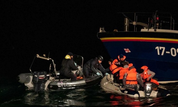 Više od 20 migranata udavilo se u kanalu Lamanche nakon potonuća brodice