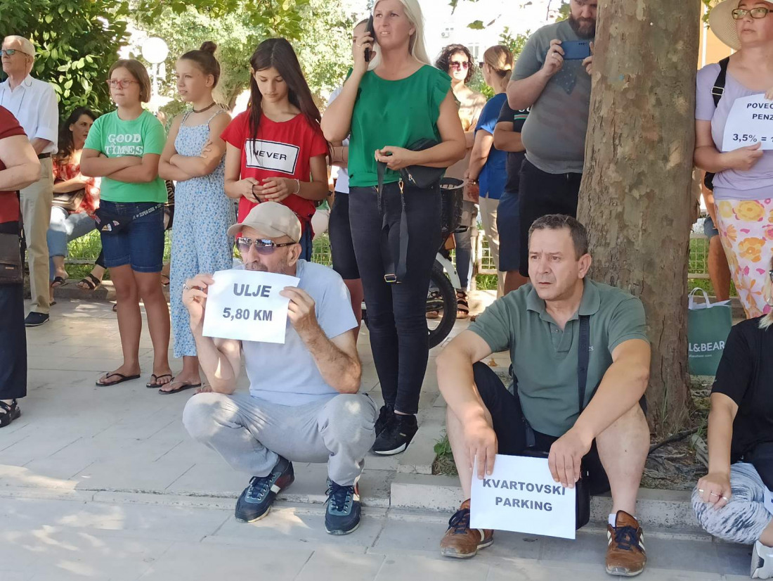 Mostarci su izašli sa transparentima na kojima su cijene