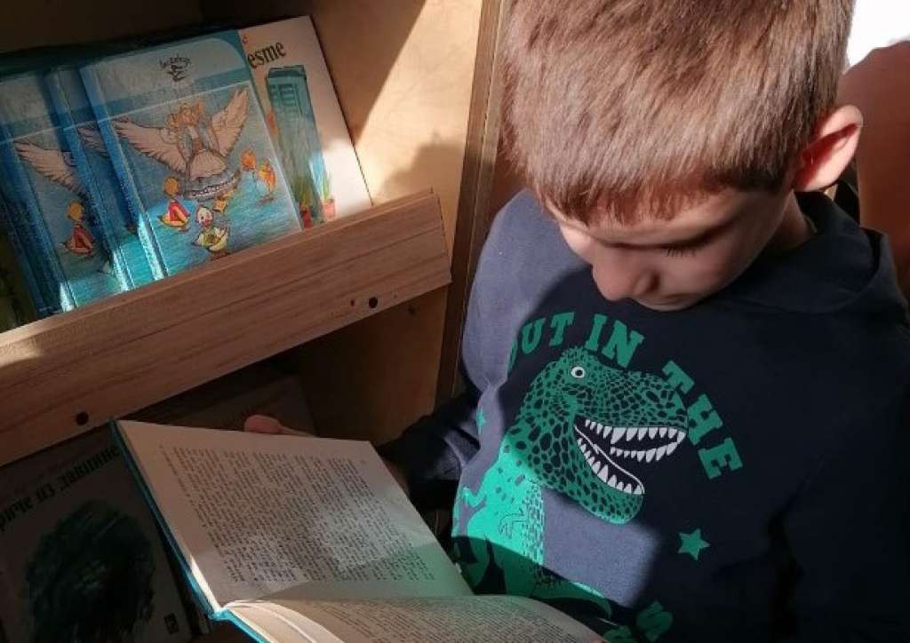 Mobilna biblioteka "Molly" već 13. godina donosi radost podrinjskoj djeci