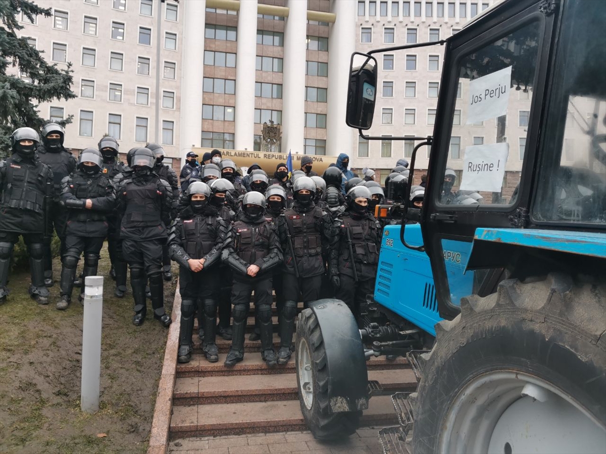Moldavija: Poljoprivrednici traktorima pokušali ući u dvorište parlamenta